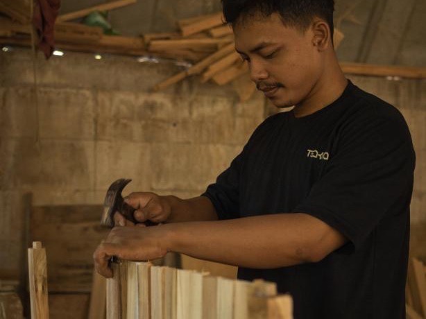 Tka home maker java - Teakea Meubelmaker Dika werkt aan een houten frame op Java