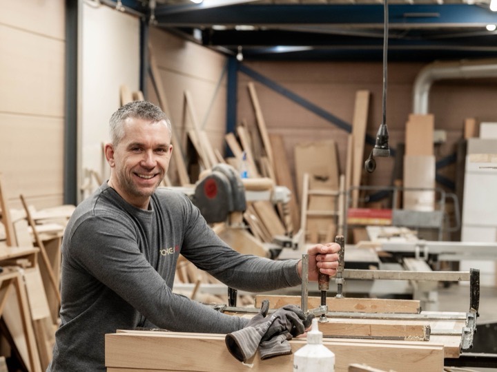 Tka home maker tolbert - Teakea Patrick de Geus met een houten werkstuk in de meubelmakerij in Tolbert