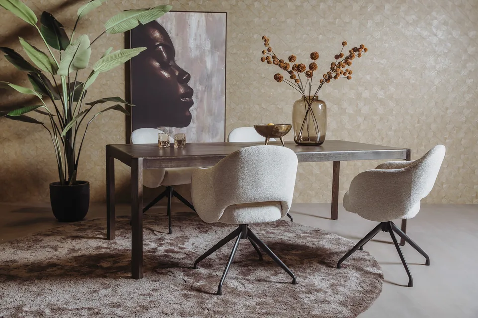 Dining 960 - Teakea Lichte eetkamer van Tower Living met tafel en gestoffeerde stoelen