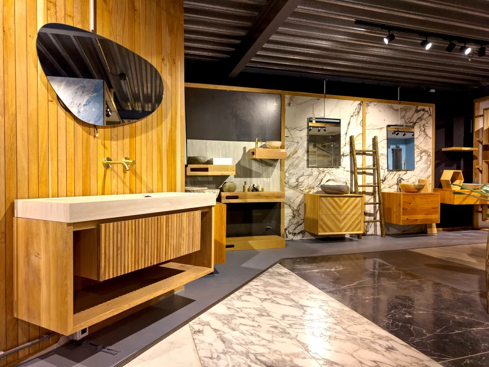 Hero 960 - Teakea Houten badkamermeubels in de showroom van Teakea in Tolbert