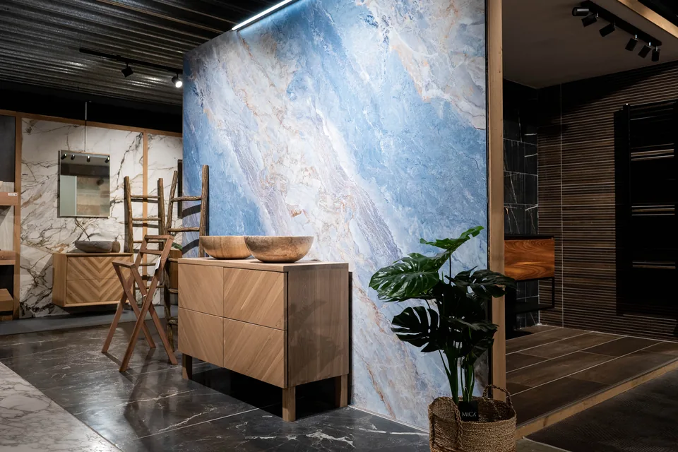 Oak bath 960 - Teakea Eiken badkamermeubel met visgraatfront en twee waskommen in de showroom